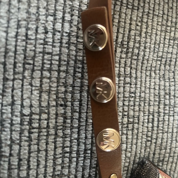 Michael Kors cross body hand bag/wristlet Authentic - Picture 9 of 11